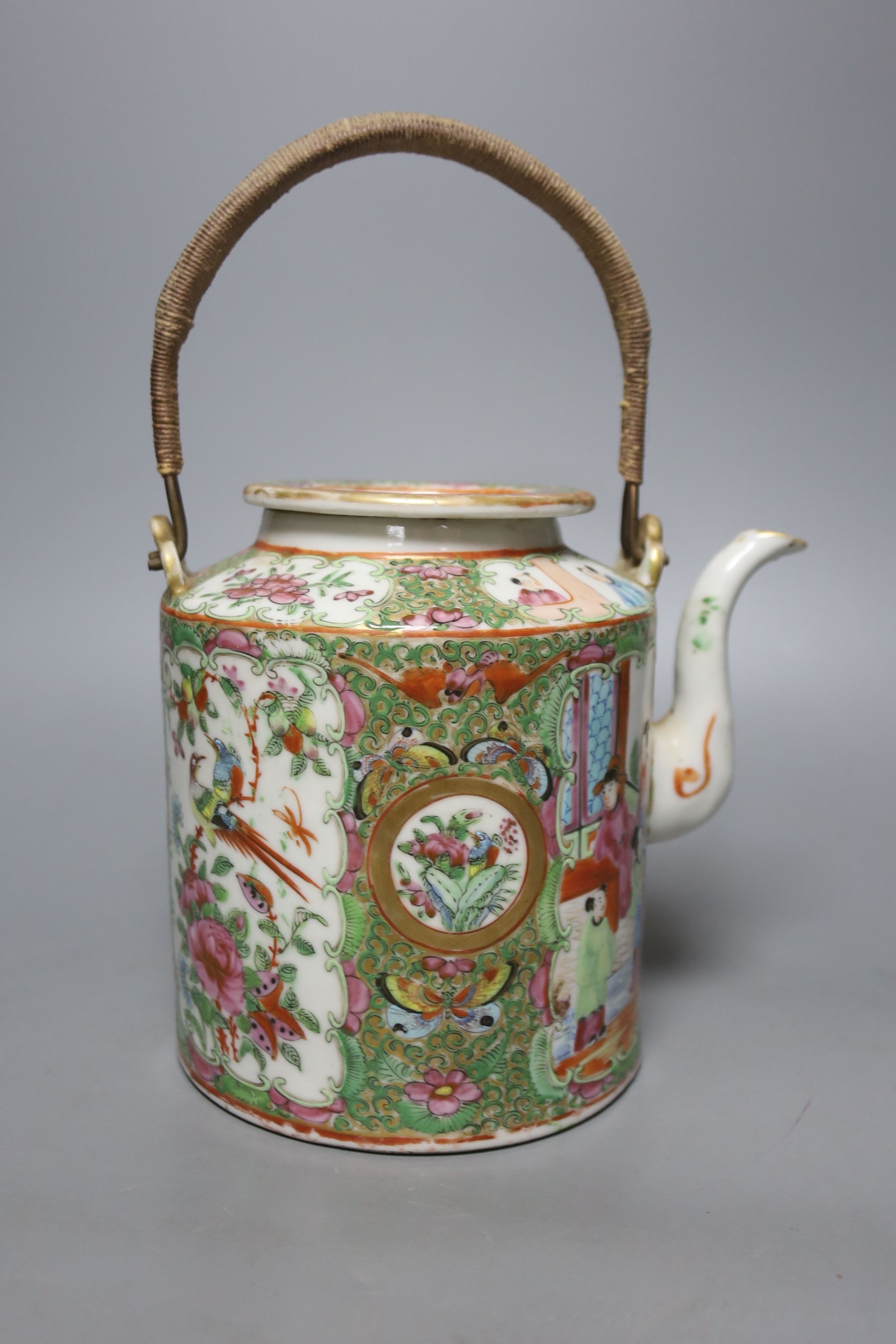 A Chinese enamelled porcelain teapot, three dishes and a Samson plate